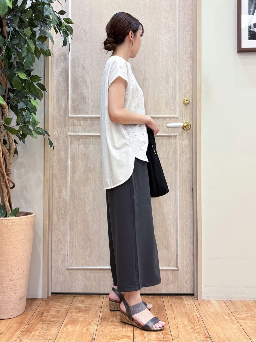 ホワイト系のTシャツ/カットソー、グレー系のその他パンツ、その他のサンダルを着用したレディースの夏コーディネートの3枚目の写真
