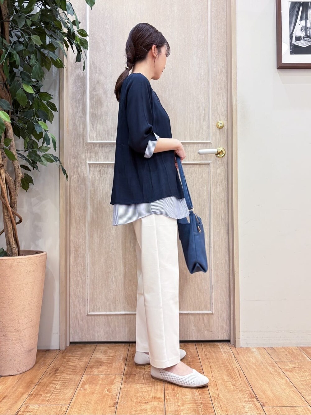 ブルー系のTシャツ/カットソー、ホワイト系のその他パンツ、ブルー系のショルダーバッグを着用したレディースの春コーディネートの2枚目の写真