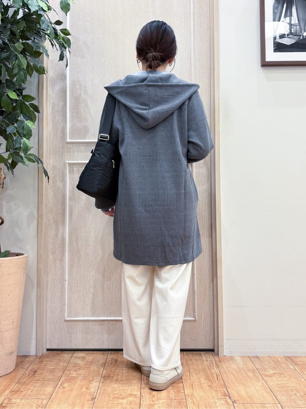 グレー系のカーディガン/ボレロ、ブルー系のニット/セーター、ホワイト系のその他パンツを着用したレディースの秋コーディネートの3枚目の写真
