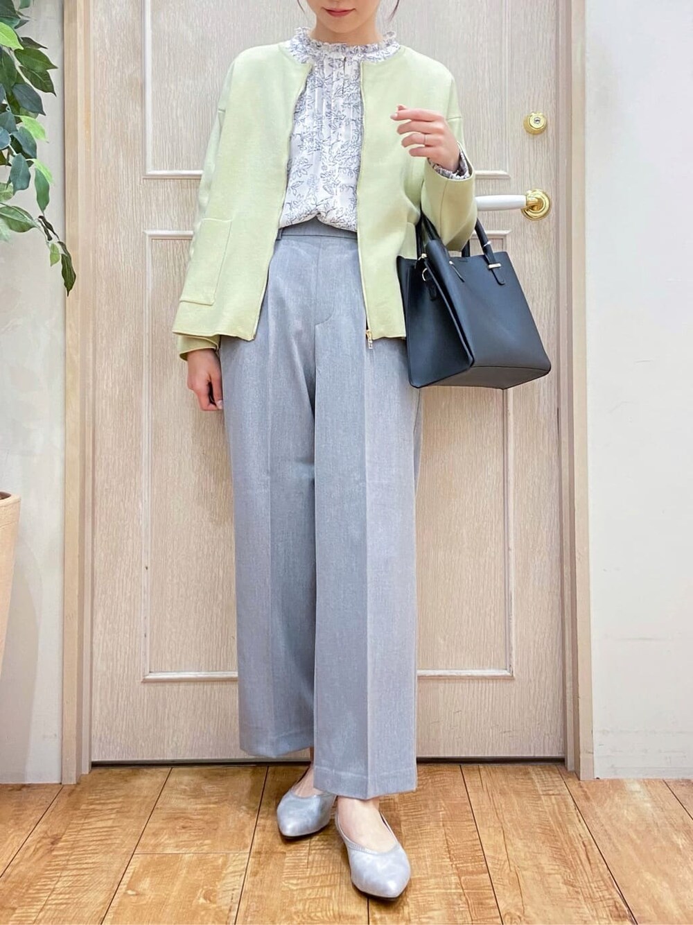 イエロー系のカーディガン/ボレロ、ベージュ系のシャツ/ブラウス、グレー系のその他パンツを着用したレディースの春コーディネートの4枚目の写真