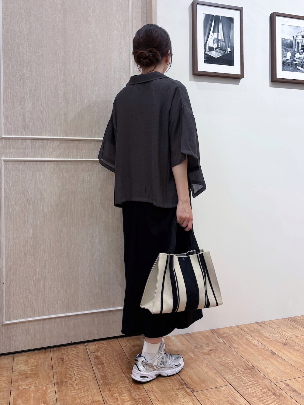 グレー系のシャツ/ブラウス、ブラック系のワンピース、ブラック系のトートバッグを着用したレディースの夏コーディネートの3枚目の写真