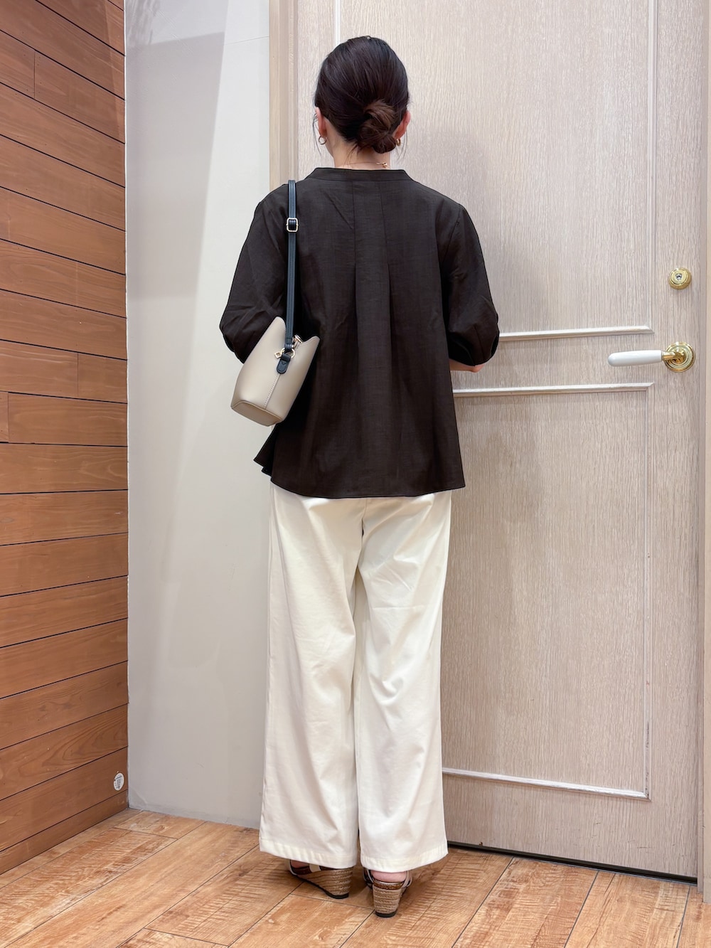 ベージュ系のショルダーバッグ、ホワイト系のその他パンツ、ブラウン系のシャツ/ブラウスを着用したレディースの春コーディネートの3枚目の写真