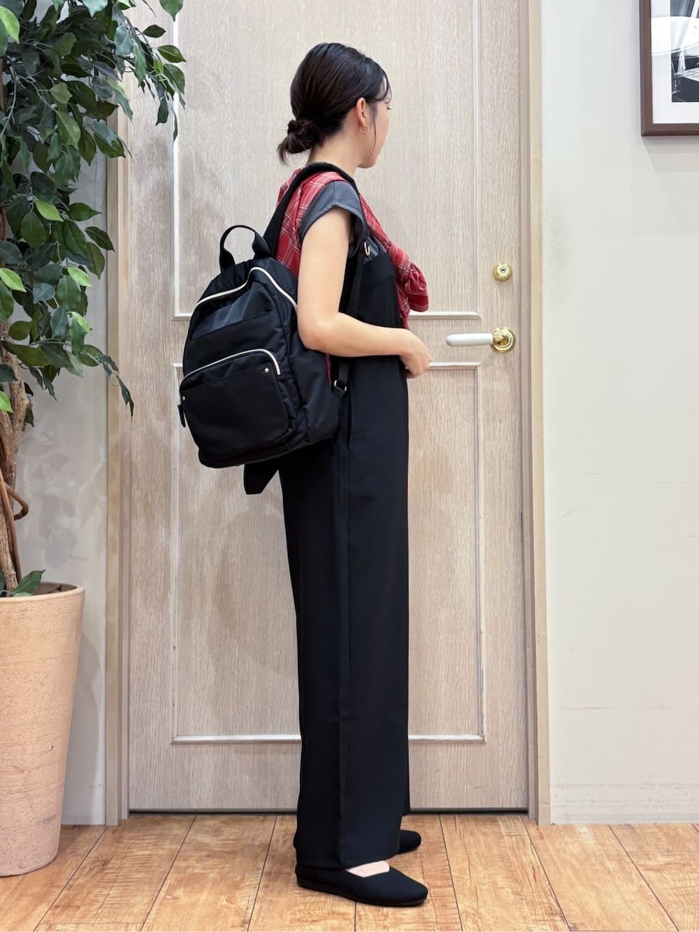 レッド系のシャツ/ブラウス、ブラック系のサロペット/オーバーオール、グレー系のTシャツ/カットソーを着用したレディースの秋コーディネートの5枚目の写真