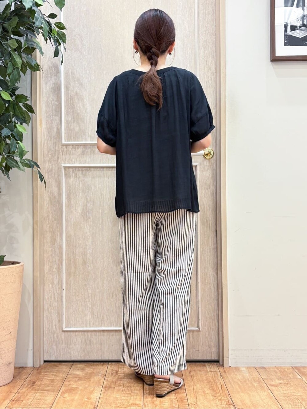 ブラック系のその他トップス、ブルー系のその他パンツ、シルバー系のサンダルを着用したレディースの夏コーディネートの3枚目の写真