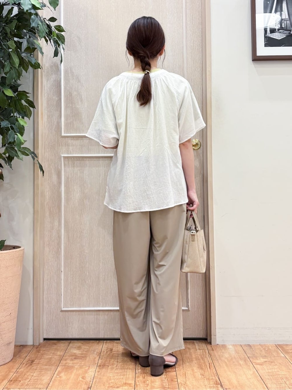 ホワイト系のシャツ/ブラウス、イエロー系のTシャツ/カットソー、ベージュ系のその他パンツを着用したレディースの夏コーディネートの3枚目の写真