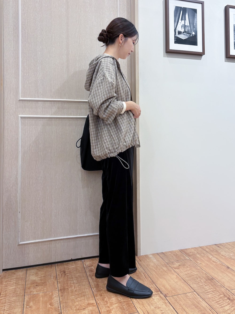 ベージュ系のシャツ/ブラウス、ホワイト系のTシャツ/カットソー、ブラック系のその他パンツを着用したレディースの秋コーディネートの3枚目の写真