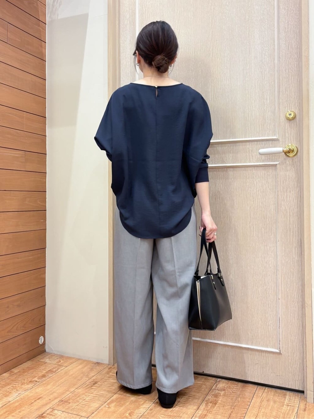 ブルー系のシャツ/ブラウス、グレー系のその他パンツ、ブラック系のパンプスを着用したレディースの春コーディネートの4枚目の写真