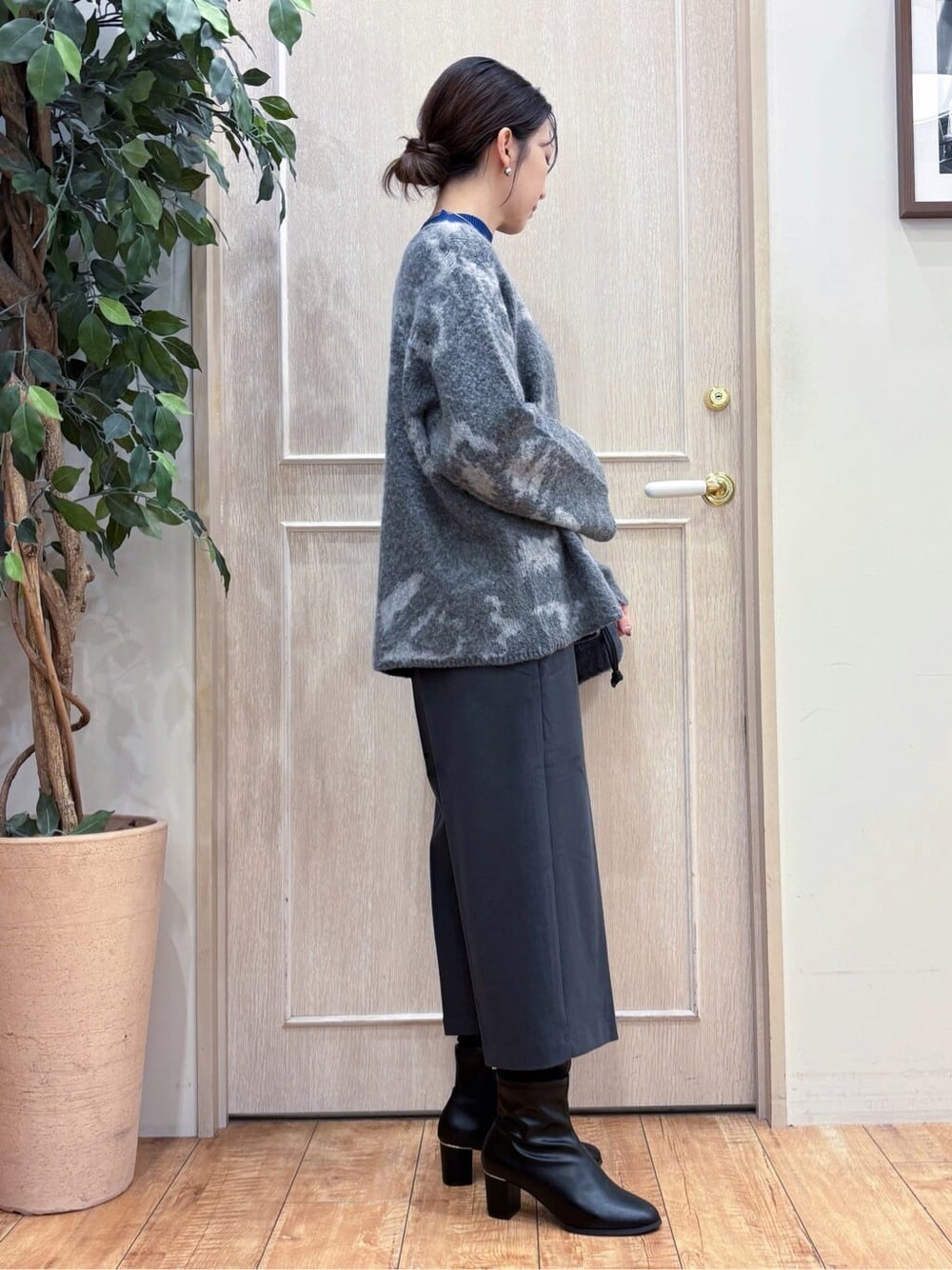 グレー系のカーディガン/ボレロ、ブルー系のニット/セーター、グレー系のその他パンツを着用したレディースの秋コーディネートの2枚目の写真