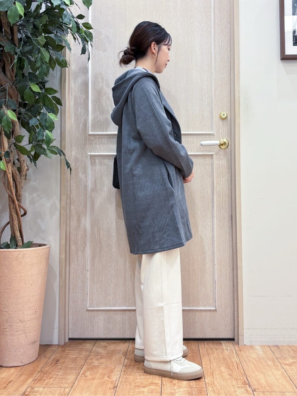 グレー系のカーディガン/ボレロ、ブルー系のニット/セーター、ホワイト系のその他パンツを着用したレディースの秋コーディネートの2枚目の写真