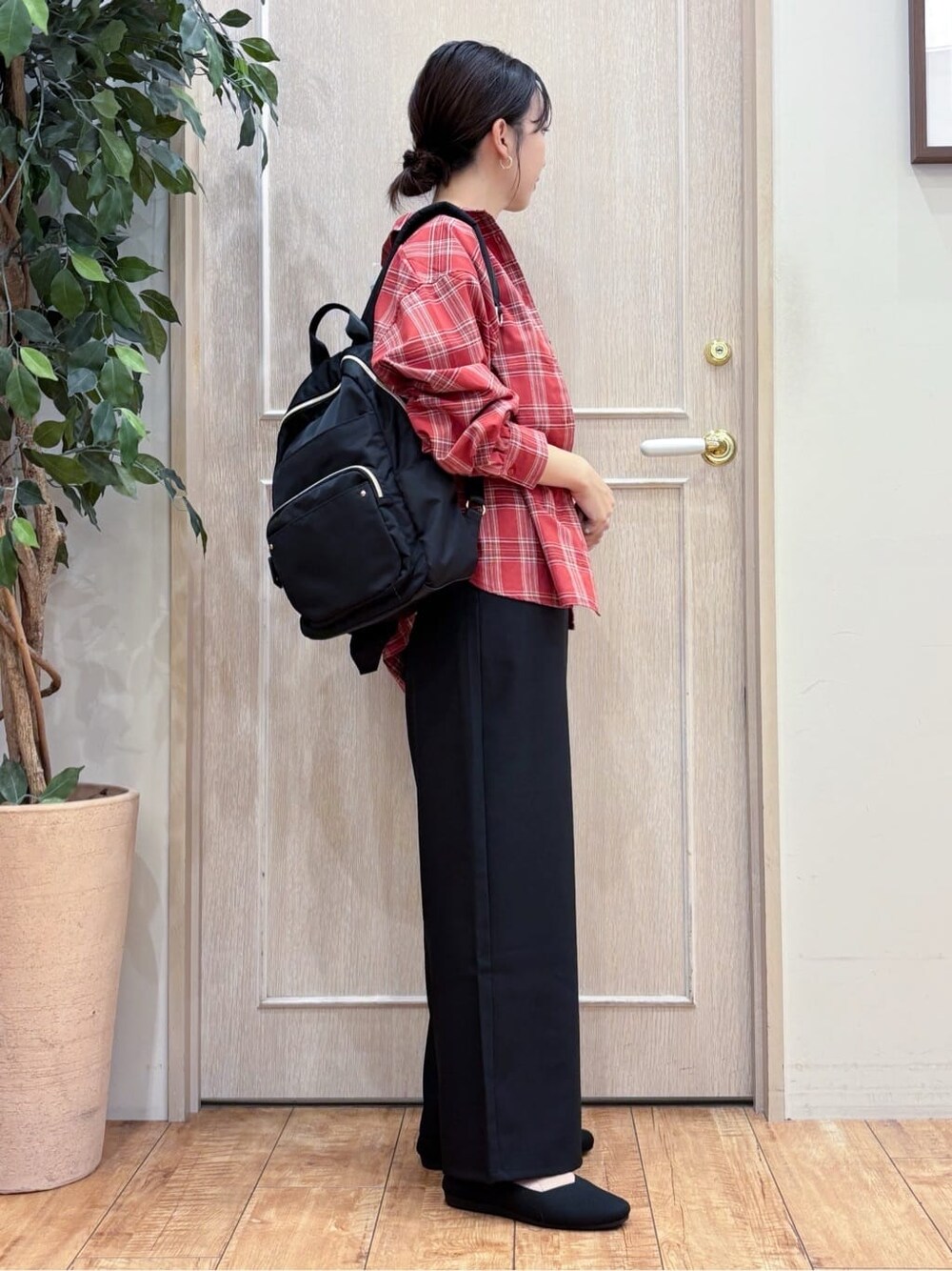 レッド系のシャツ/ブラウス、ブラック系のサロペット/オーバーオール、グレー系のTシャツ/カットソーを着用したレディースの秋コーディネートの2枚目の写真