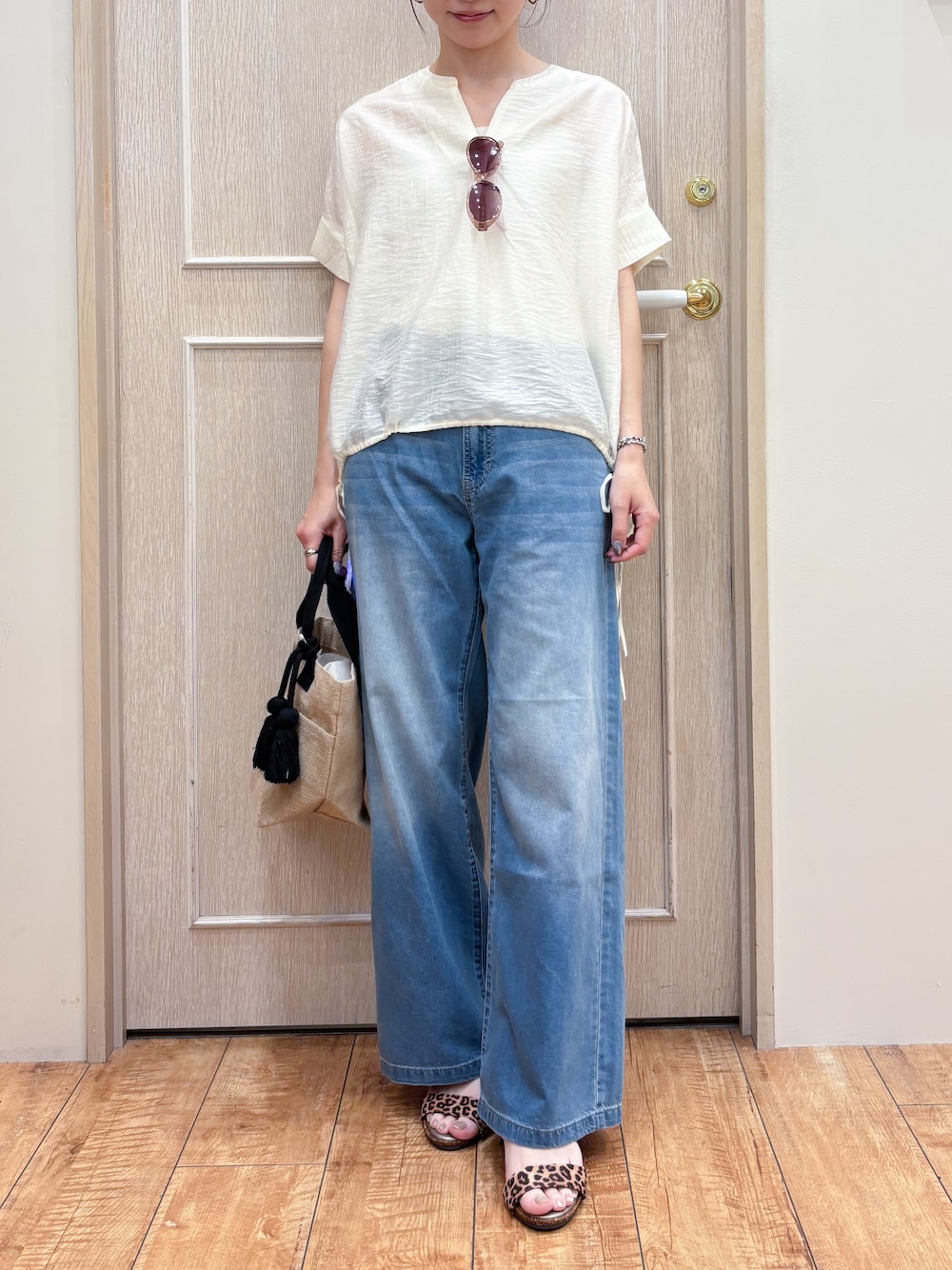 ホワイト系のシャツ/ブラウス、ブルー系のその他パンツ、ブラウン系のサンダルを着用したレディースの夏コーディネートの5枚目の写真