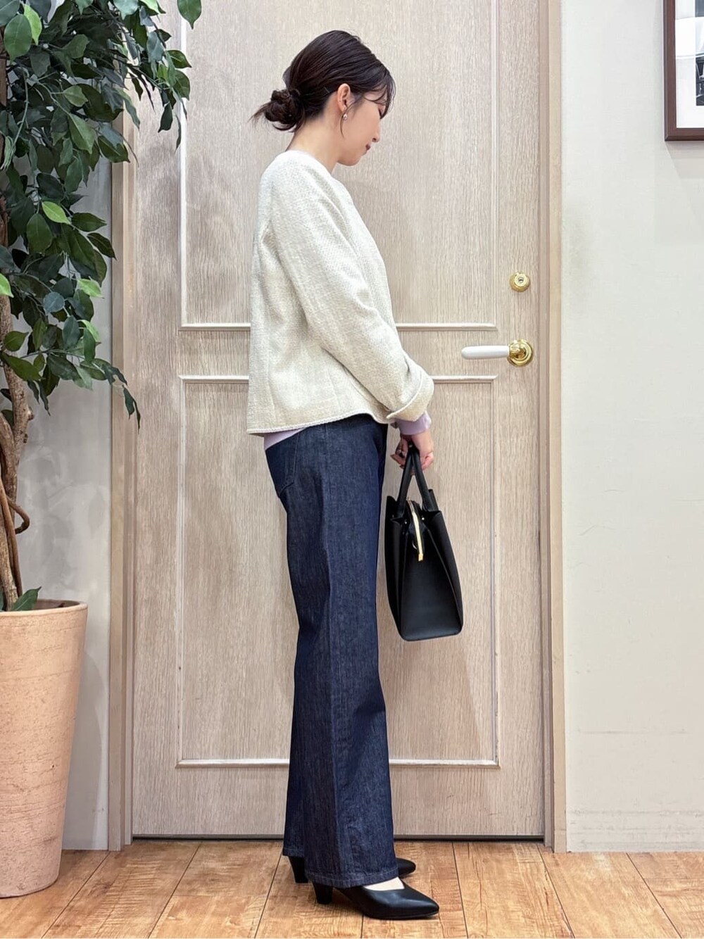 ホワイト系のノーカラージャケット、パープル系のニット/セーター、ブルー系のデニムパンツを着用したレディースの冬コーディネートの3枚目の写真