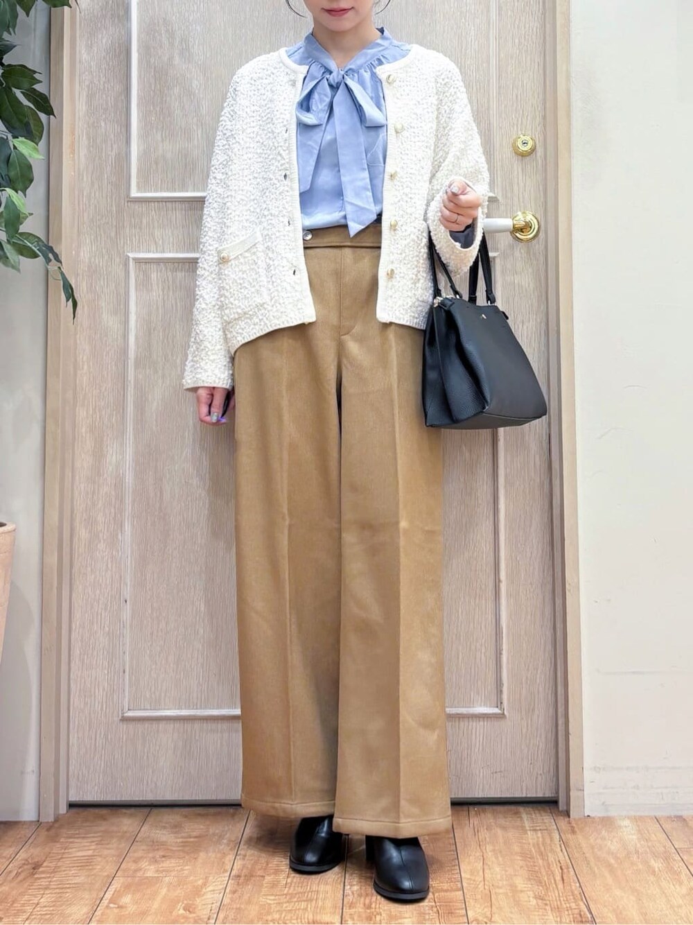 ホワイト系のカーディガン/ボレロ、ブルー系のシャツ/ブラウス、イエロー系のその他パンツを着用したレディースの秋コーディネートの5枚目の写真