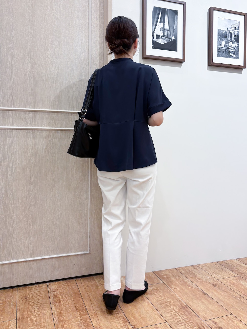 ホワイト系のカーディガン/ボレロ、ブルー系のシャツ/ブラウス、ホワイト系のその他パンツを着用したレディースの夏コーディネートの7枚目の写真