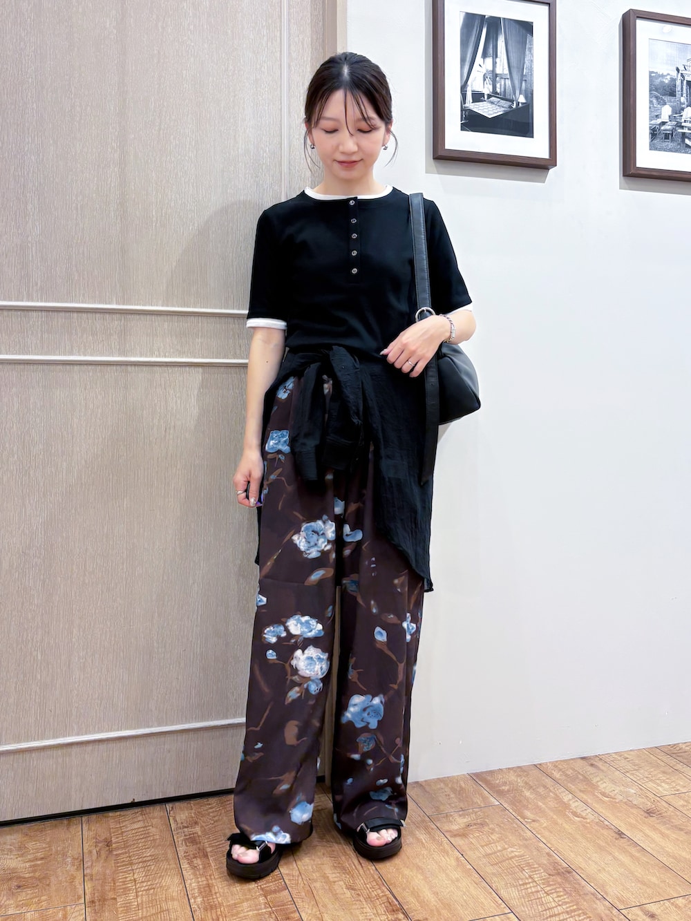 ブラック系のシャツ/ブラウス、ブラック系のTシャツ/カットソー、ブラウン系のその他パンツを着用したレディースの夏コーディネートの2枚目の写真