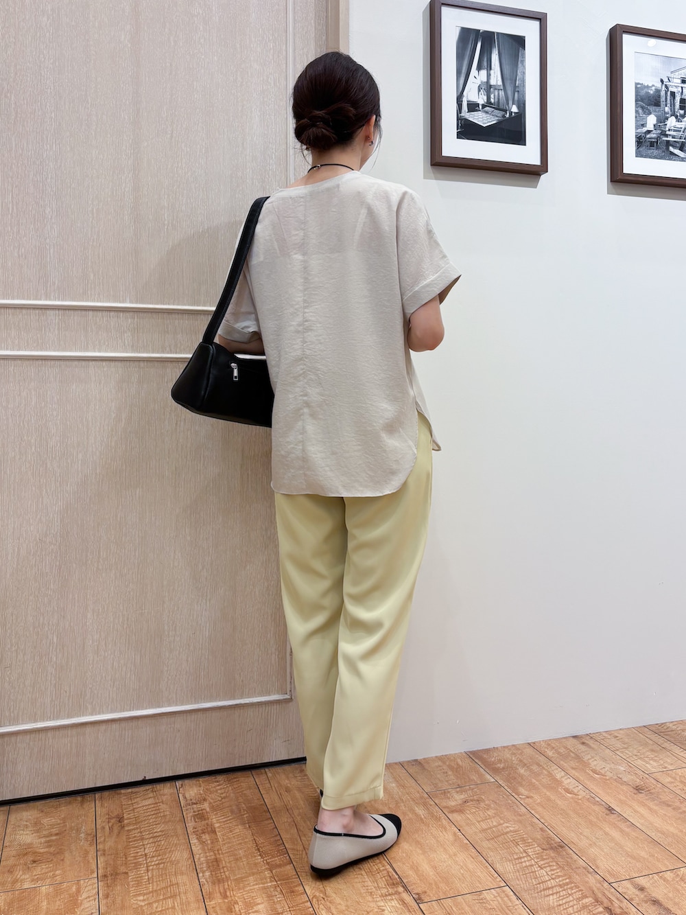 ベージュ系のシャツ/ブラウス、イエロー系のその他パンツ、ベージュ系のパンプスを着用したレディースの夏コーディネートの4枚目の写真
