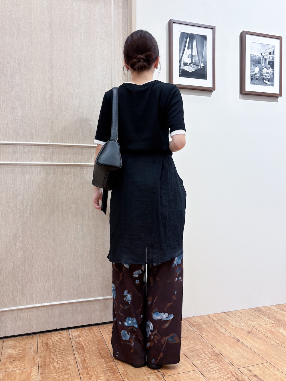ブラック系のシャツ/ブラウス、ブラック系のTシャツ/カットソー、ブラウン系のその他パンツを着用したレディースの夏コーディネートの5枚目の写真