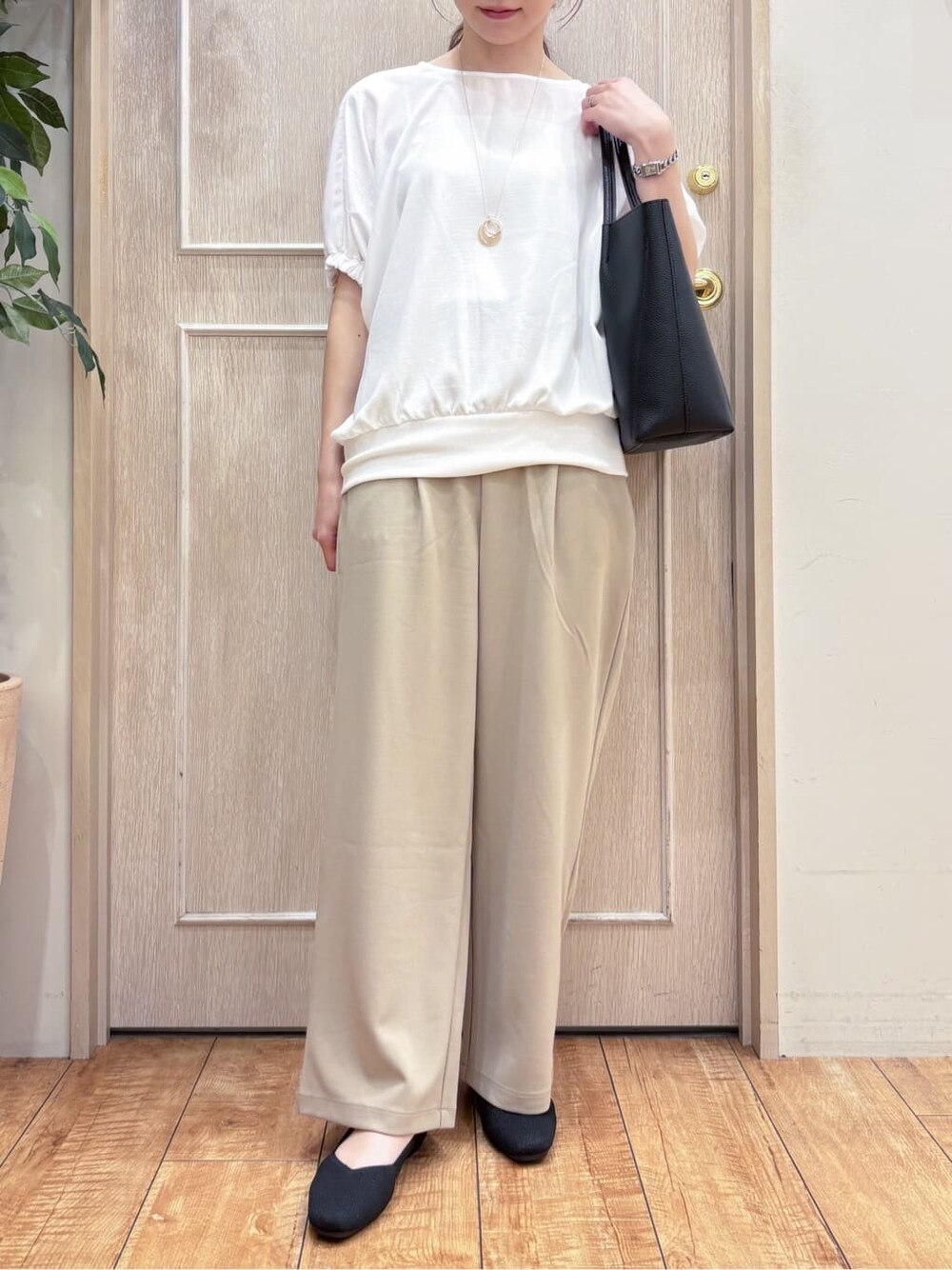 ホワイト系のシャツ/ブラウス、ベージュ系のその他パンツ、シルバー系のその他シューズを着用したレディースの春コーディネートの4枚目の写真