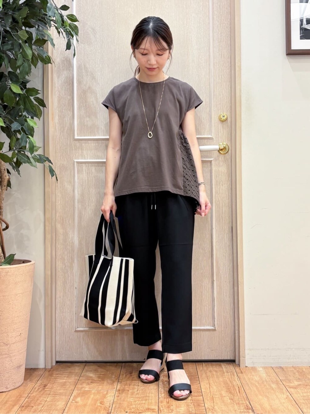 ブラウン系のTシャツ/カットソー、ブラック系のその他パンツ、ブラック系のサンダルを着用したレディースの夏コーディネートの2枚目の写真