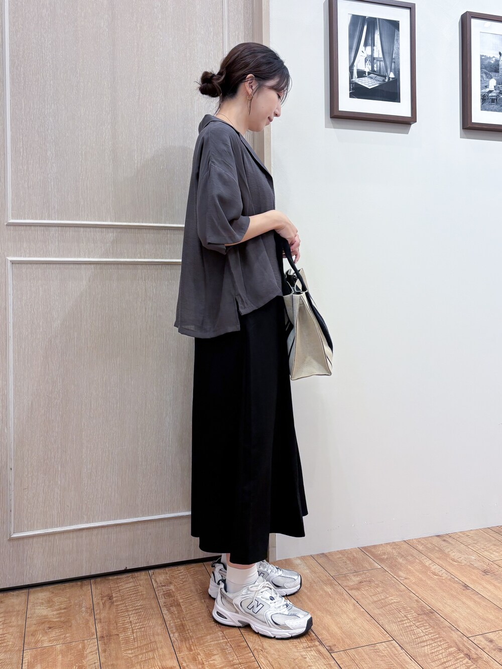 グレー系のシャツ/ブラウス、ブラック系のワンピース、ブラック系のトートバッグを着用したレディースの夏コーディネートの2枚目の写真