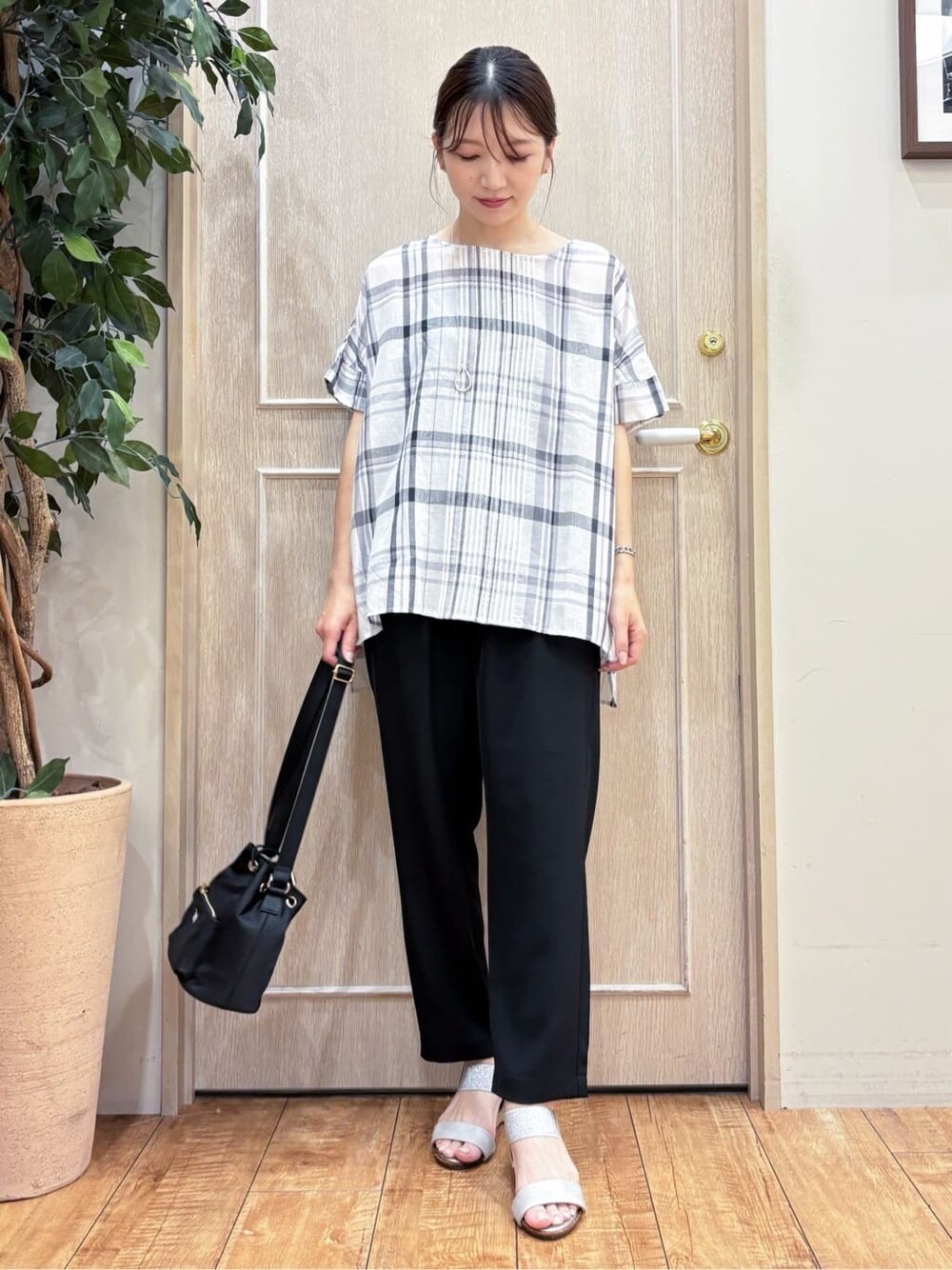 ブラック系のシャツ/ブラウス、ブラック系のその他パンツ、シルバー系のサンダルを着用したレディースの夏コーディネートの2枚目の写真
