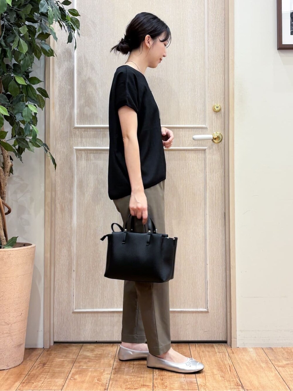 ブラック系のTシャツ/カットソー、グリーン系のその他パンツ、シルバー系のその他シューズを着用したレディースの夏コーディネートの2枚目の写真