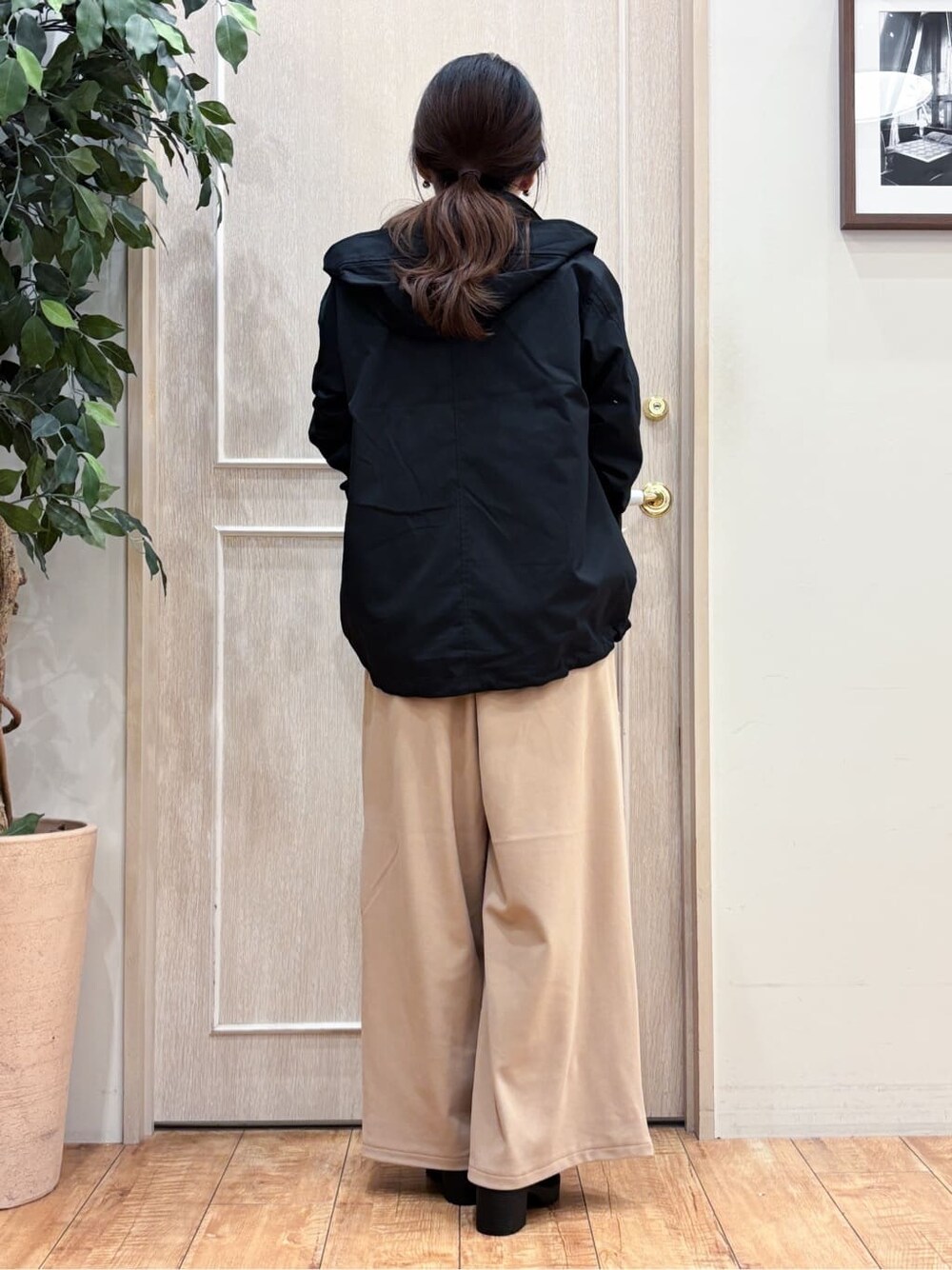 ブラック系のブルゾン、ホワイト系のニット/セーター、ブラウン系のその他パンツを着用したレディースの冬コーディネートの4枚目の写真