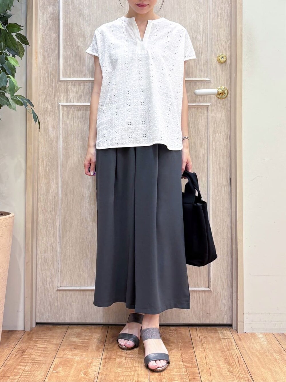 ホワイト系のTシャツ/カットソー、グレー系のその他パンツ、その他のサンダルを着用したレディースの夏コーディネートの5枚目の写真