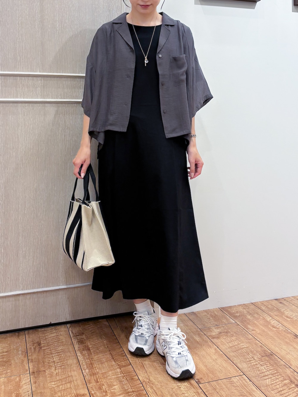 グレー系のシャツ/ブラウス、ブラック系のワンピース、ブラック系のトートバッグを着用したレディースの夏コーディネートの4枚目の写真