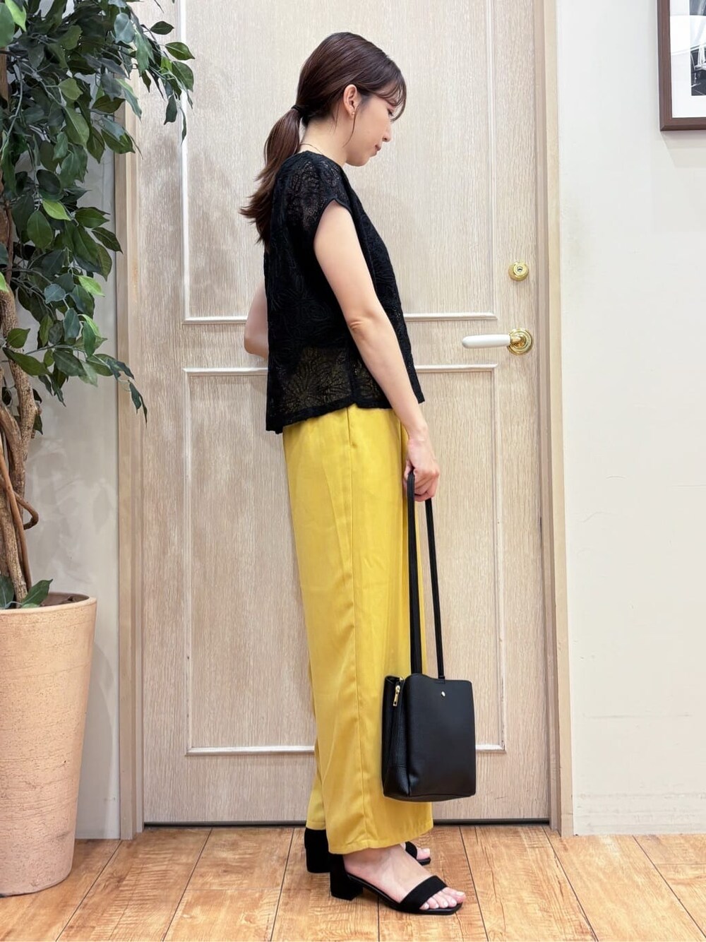 ブラック系のその他トップス、イエロー系のその他パンツ、ブラック系のサンダルを着用したレディースの夏コーディネートの2枚目の写真