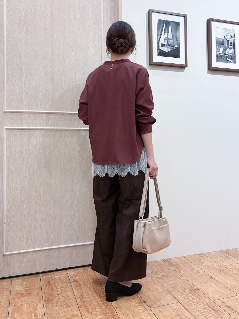 レッド系のシャツ/ブラウス、ホワイト系のTシャツ/カットソー、ブラウン系のその他パンツを着用したレディースの秋コーディネートの4枚目の写真