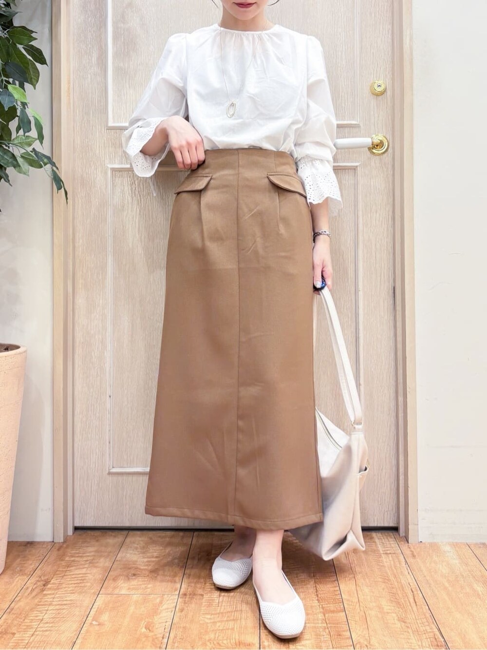 ホワイト系のシャツ/ブラウス、ブラウン系のスカート、ホワイト系のパンプスを着用したレディースの春コーディネートの5枚目の写真