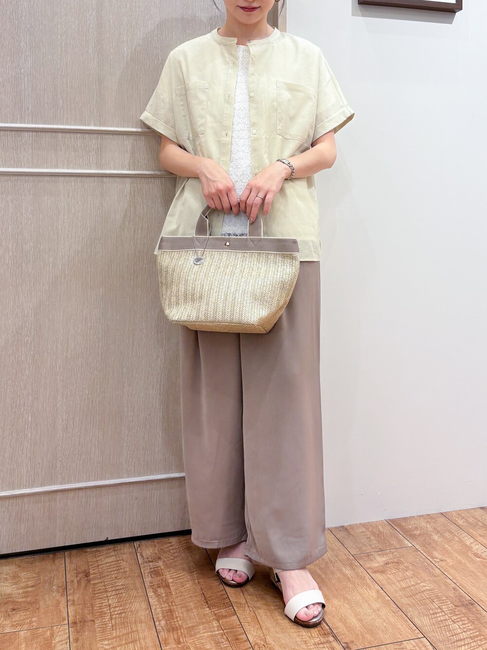 イエロー系のシャツ/ブラウス、ホワイト系のTシャツ/カットソー、ブラウン系のその他パンツを着用したレディースの夏コーディネートの5枚目の写真