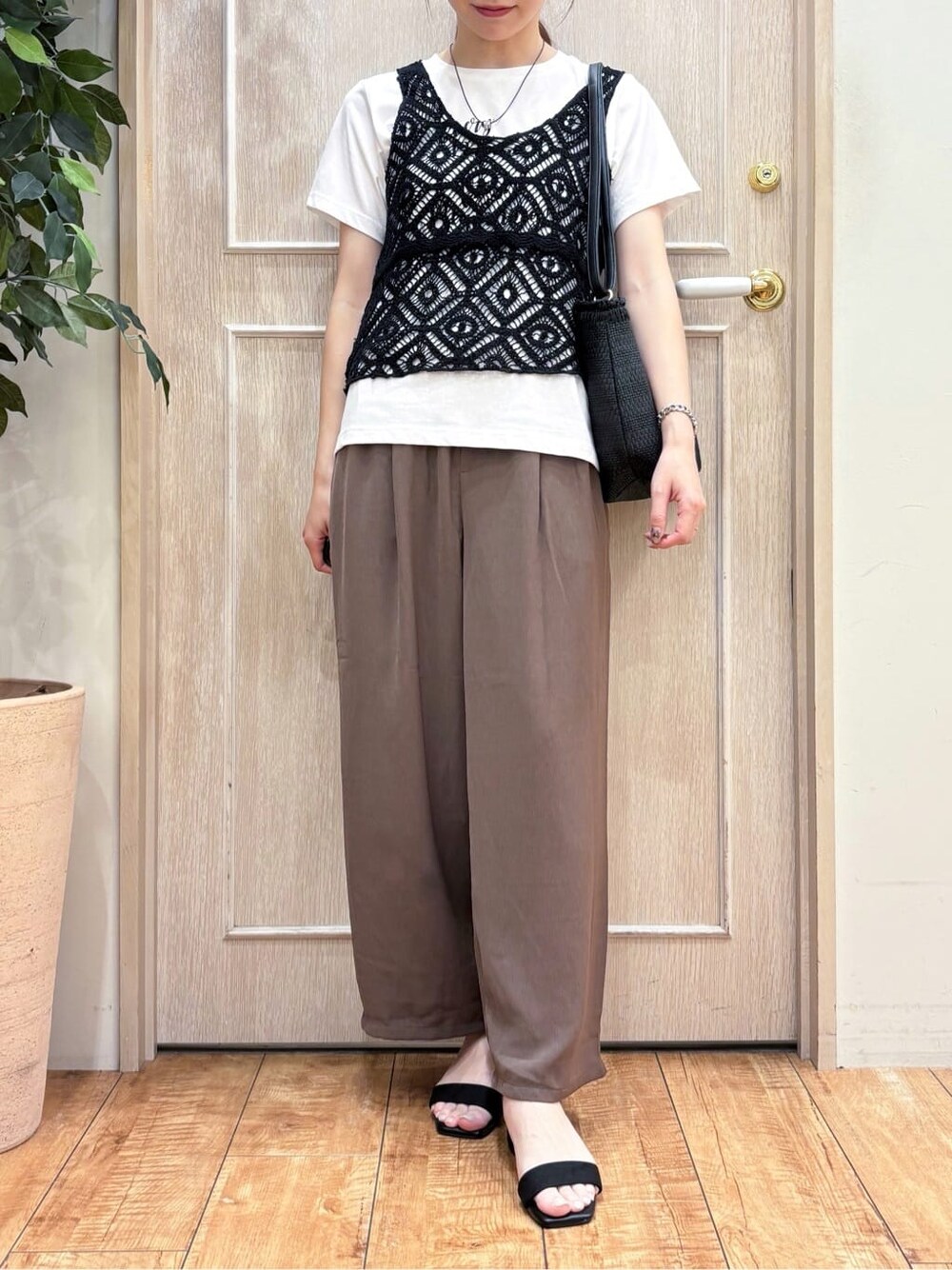 ブラック系のその他トップス、ブラウン系のその他パンツ、ブラック系のサンダルを着用したレディースの夏コーディネートの4枚目の写真