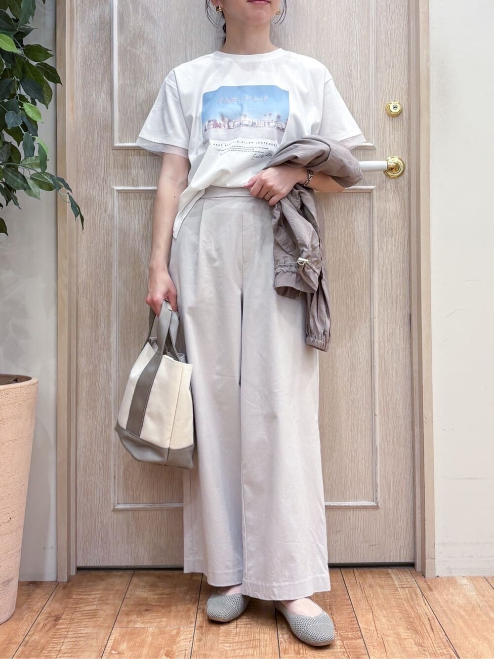 ベージュ系のブルゾン、ベージュ系のその他パンツ、ゴールド系のパンプスを着用したレディースの春コーディネートの6枚目の写真