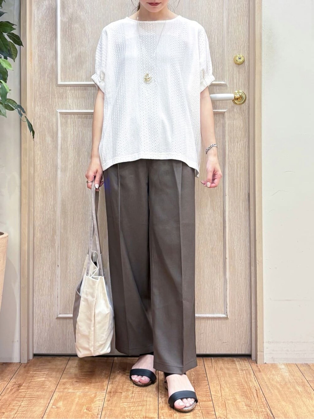 ホワイト系のシャツ/ブラウス、ブラウン系のその他パンツ、ブラック系のサンダルを着用したレディースの夏コーディネートの5枚目の写真