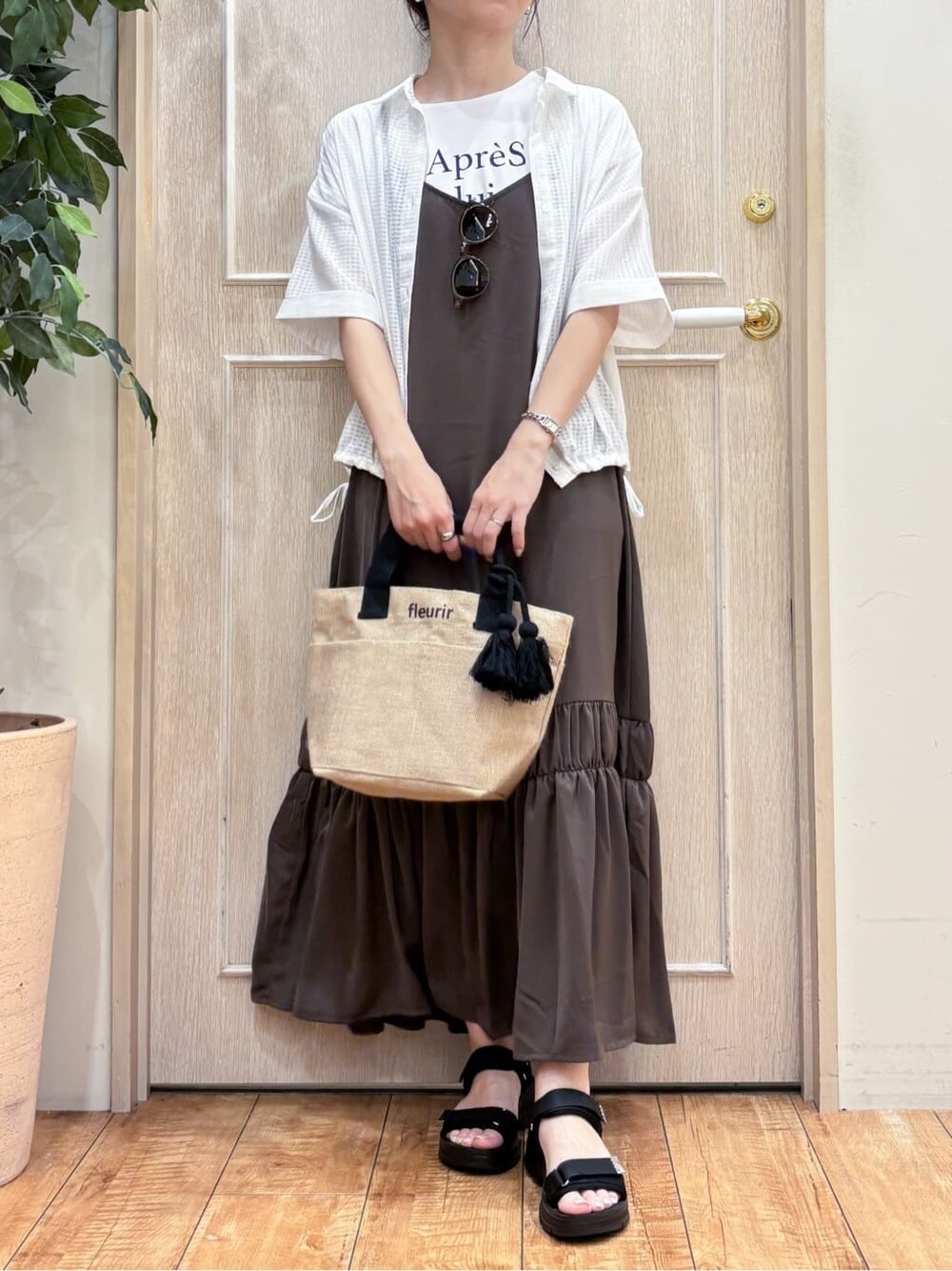ホワイト系のシャツ/ブラウス、ブラウン系のワンピース、ホワイト系のTシャツ/カットソーを着用したレディースの夏コーディネートの5枚目の写真