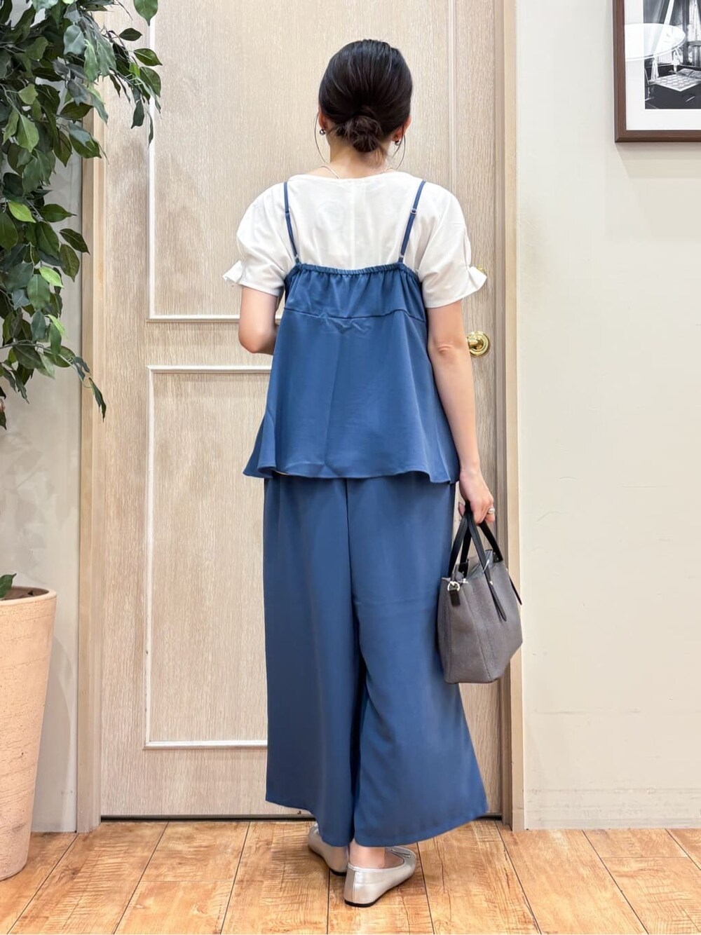 ブルー系のタンクトップ、ホワイト系のTシャツ/カットソー、ブルー系のその他パンツを着用したレディースの夏コーディネートの2枚目の写真