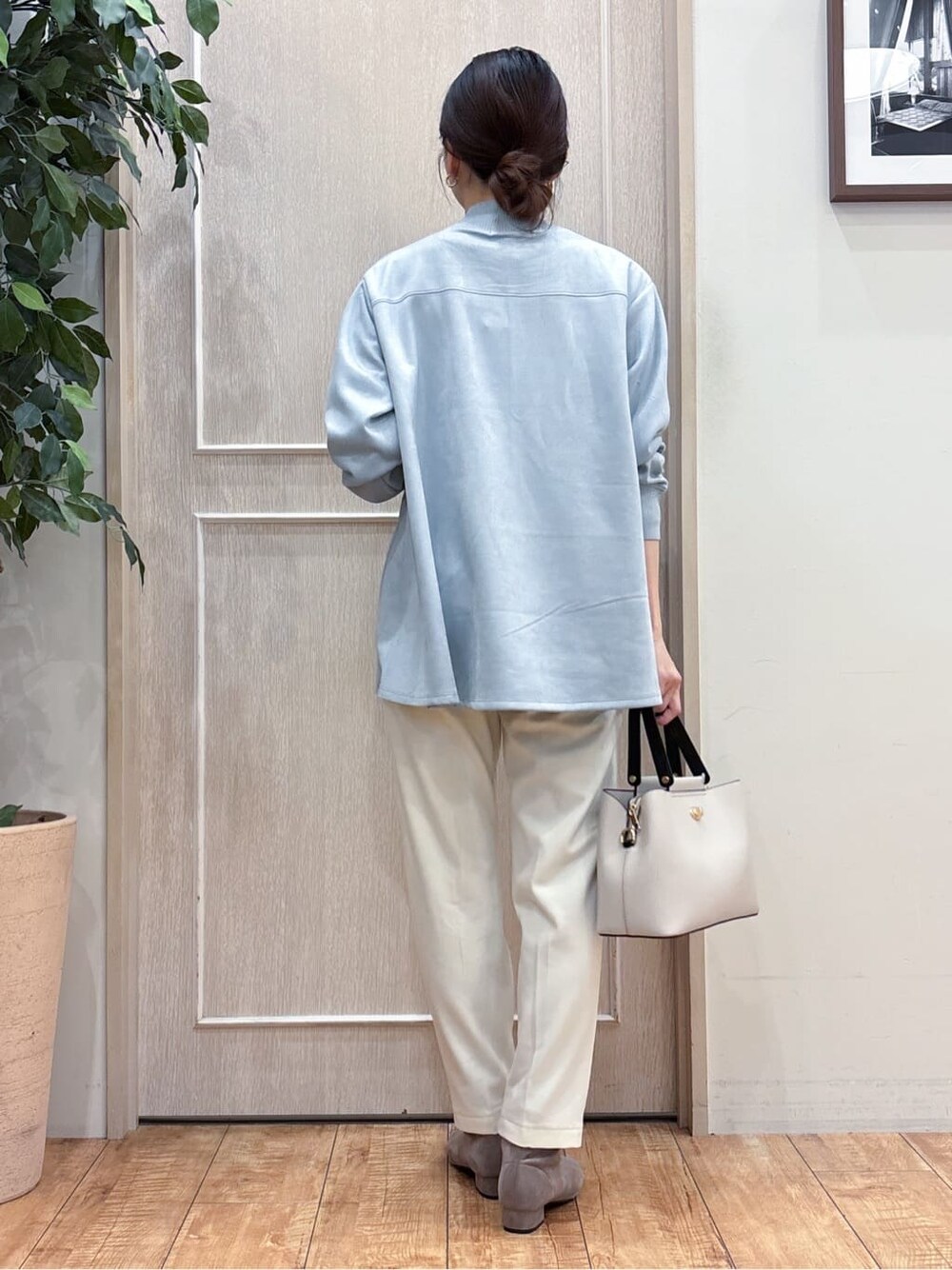 ベージュ系のその他アウター、ブルー系のTシャツ/カットソー、ホワイト系のその他パンツを着用したレディースの冬コーディネートの7枚目の写真