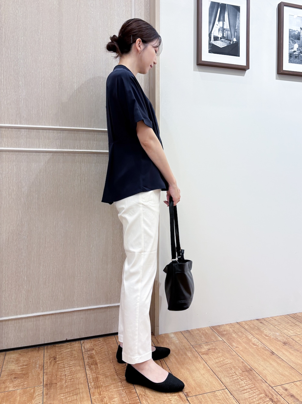 ホワイト系のカーディガン/ボレロ、ブルー系のシャツ/ブラウス、ホワイト系のその他パンツを着用したレディースの夏コーディネートの6枚目の写真