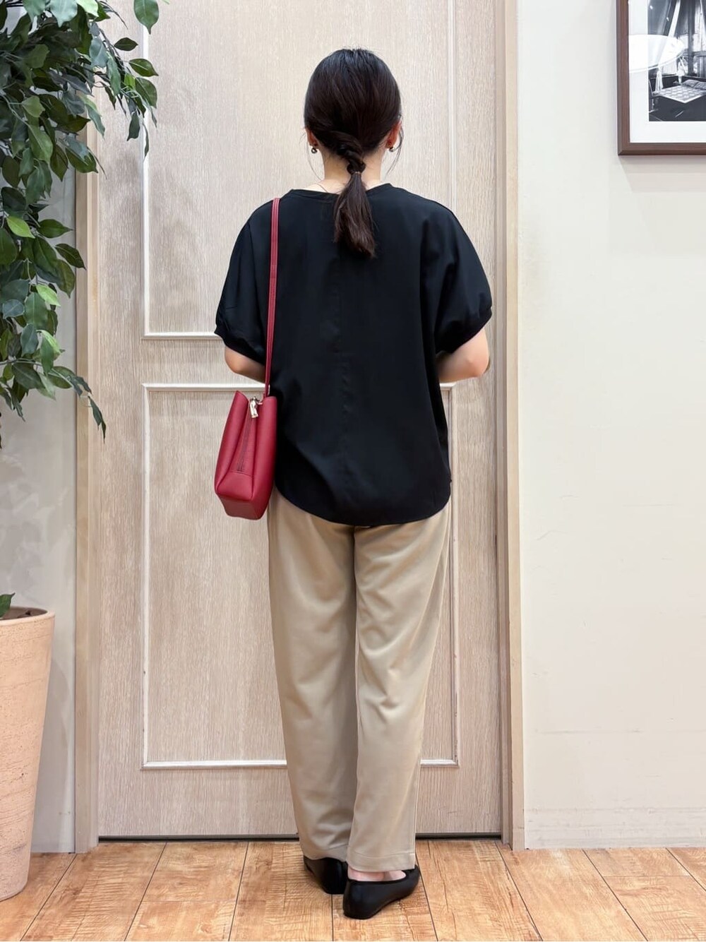 ブラック系のシャツ/ブラウス、ベージュ系のその他パンツ、ブラック系のその他シューズを着用したレディースの秋コーディネートの3枚目の写真