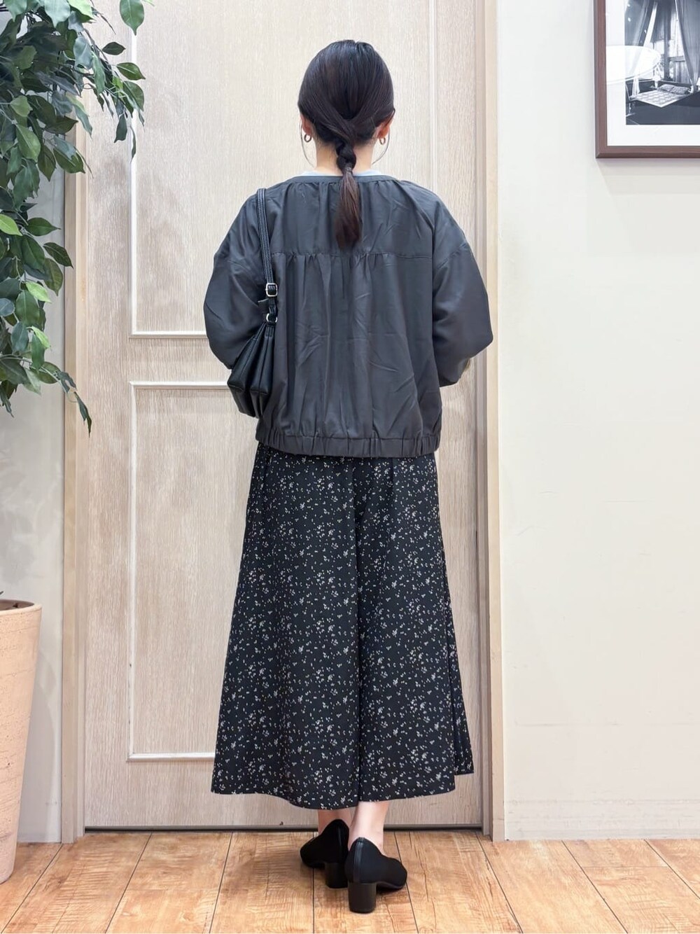 グレー系のブルゾン、ブルー系のTシャツ/カットソー、ブラック系のその他パンツを着用したレディースの秋コーディネートの4枚目の写真