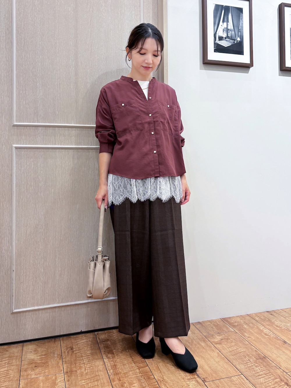 レッド系のシャツ/ブラウス、ホワイト系のTシャツ/カットソー、ブラウン系のその他パンツを着用したレディースの秋コーディネートの2枚目の写真