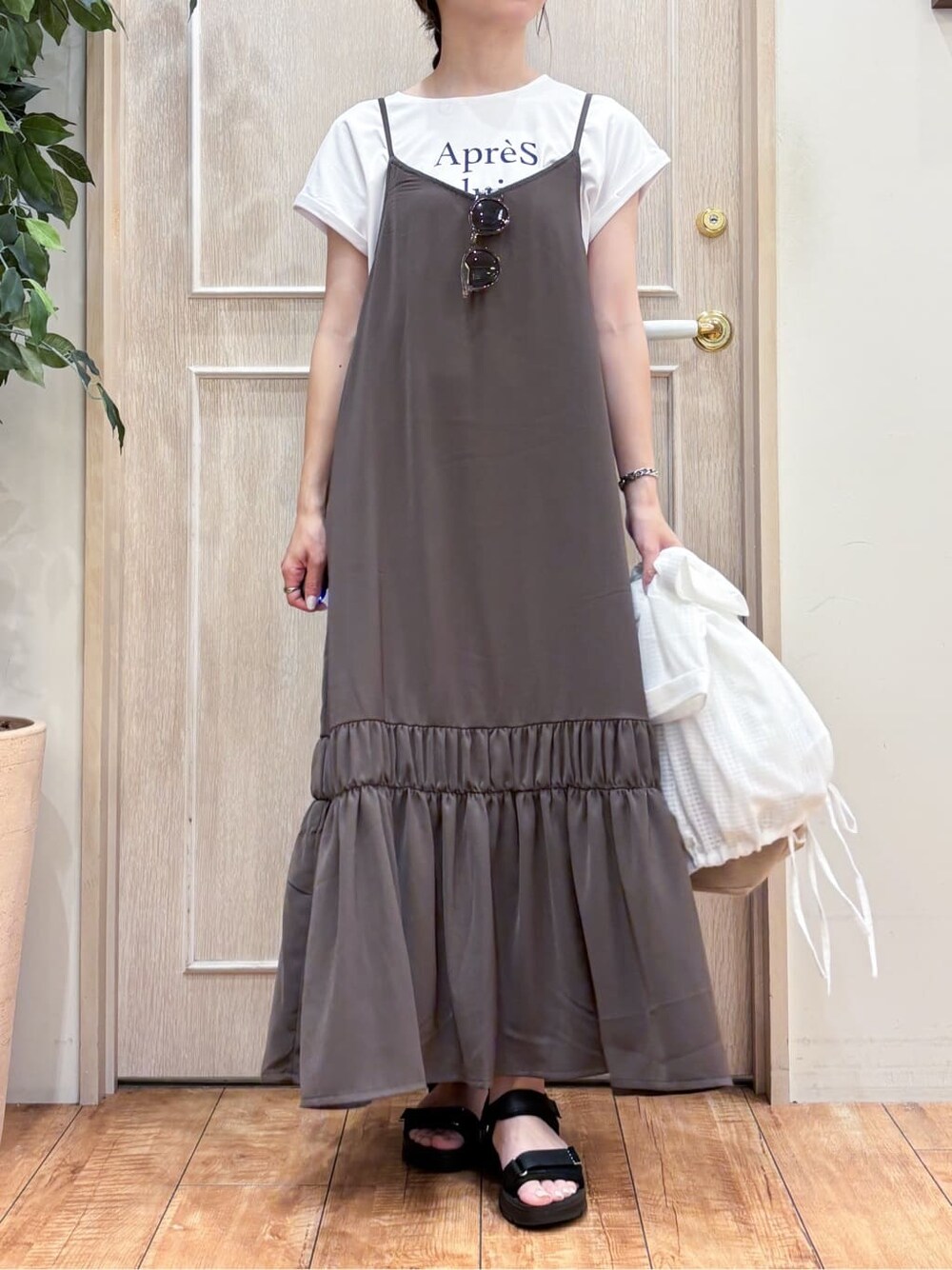 ホワイト系のシャツ/ブラウス、ブラウン系のワンピース、ホワイト系のTシャツ/カットソーを着用したレディースの夏コーディネートの6枚目の写真