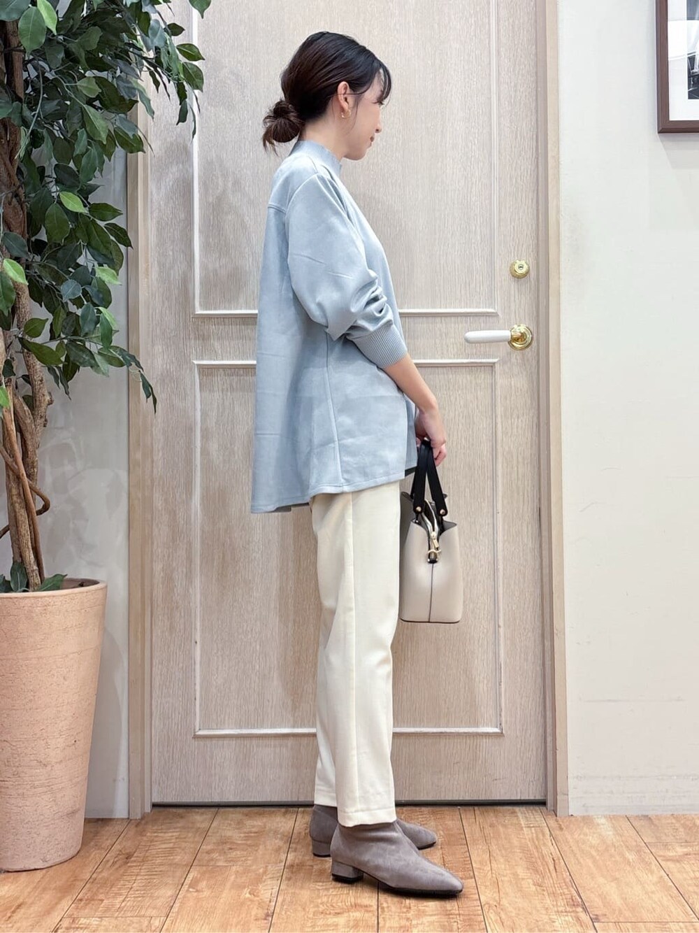 ベージュ系のその他アウター、ブルー系のTシャツ/カットソー、ホワイト系のその他パンツを着用したレディースの冬コーディネートの6枚目の写真