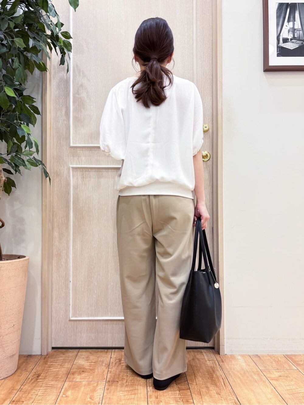 ホワイト系のシャツ/ブラウス、ベージュ系のその他パンツ、シルバー系のその他シューズを着用したレディースの春コーディネートの3枚目の写真