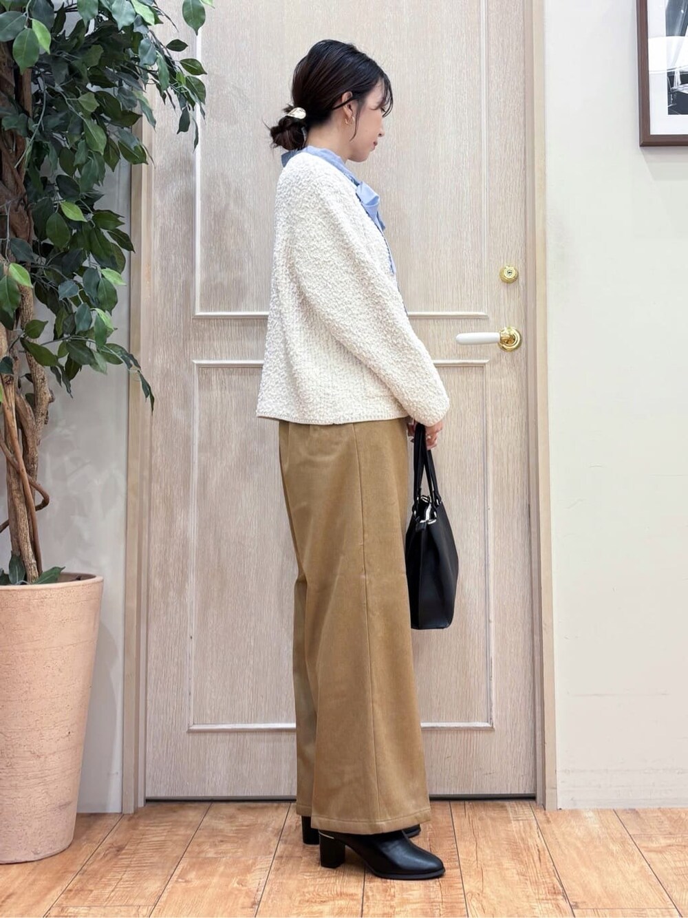 ホワイト系のカーディガン/ボレロ、ブルー系のシャツ/ブラウス、イエロー系のその他パンツを着用したレディースの秋コーディネートの3枚目の写真