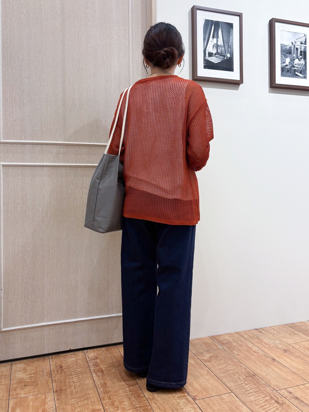 ブルー系のデニムパンツ、ブラック系のパンプス、グレー系のトートバッグを着用したレディースの秋コーディネートの4枚目の写真