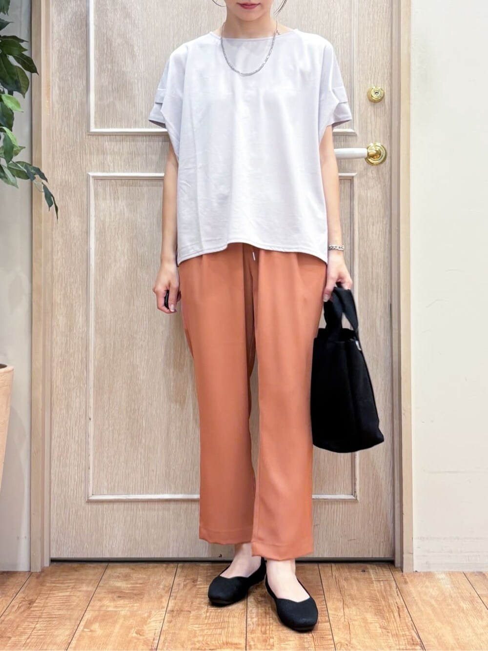 グレー系のTシャツ/カットソー、オレンジ系のその他パンツ、シルバー系のその他シューズを着用したレディースの夏コーディネートの5枚目の写真