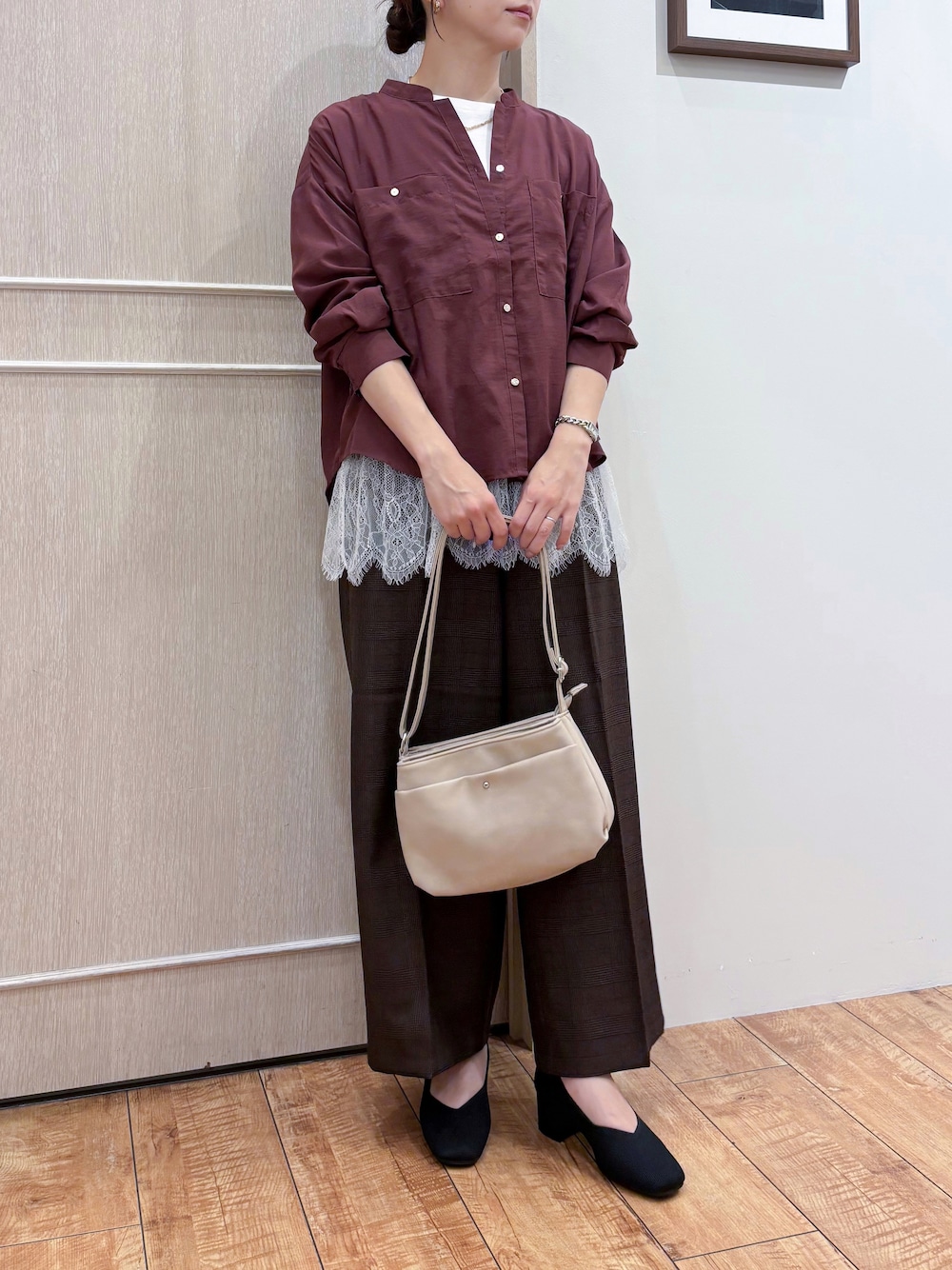 レッド系のシャツ/ブラウス、ホワイト系のTシャツ/カットソー、ブラウン系のその他パンツを着用したレディースの秋コーディネートの5枚目の写真